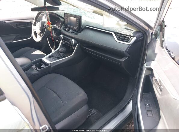 2T3F1RFVXMC252243 2021 TOYOTA RAV4 Серебряный Вид салона спереди
