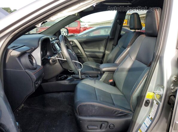 2T3JFREV5HW593065 2017 TOYOTA RAV4 Серебряный Вид салона спереди