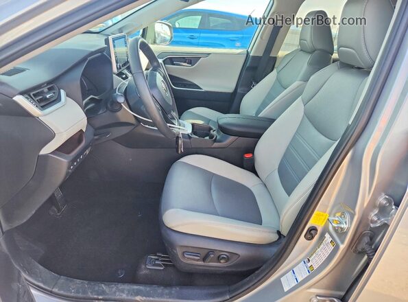 2T3N1RFV8MW233975 2021 TOYOTA RAV4 Gray Vista interior delantera