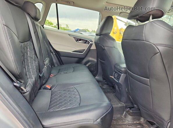 2T3P1RFV0RW493173 2024 TOYOTA RAV4 Silver Вид задньої частини салону