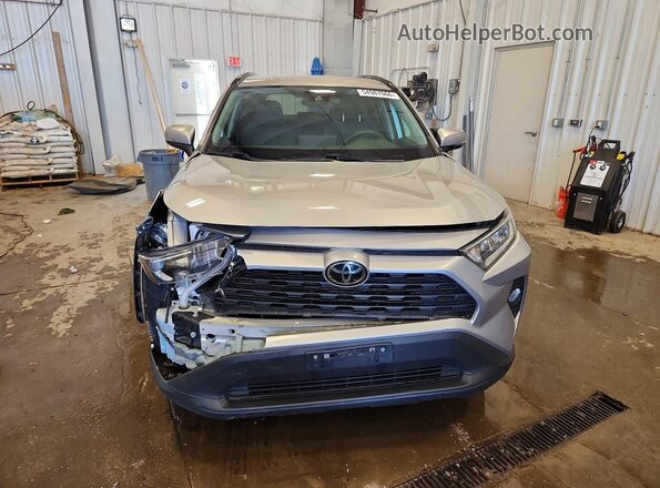 2T3P1RFV1MC224061 2021 TOYOTA RAV4 Серебряный Вид спереди