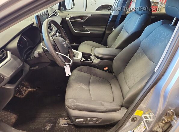 2T3P1RFV1MC224061 2021 TOYOTA RAV4 Серебряный Вид салона спереди