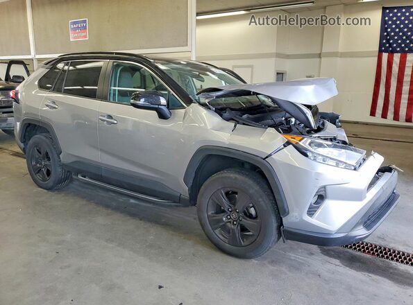 2T3P1RFV8LC090955 2020 TOYOTA RAV4 Серебряный Передняя правая четверть