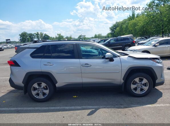 2T3P1RFV8NC282802 2022 TOYOTA RAV4 Silver Widok wnętrza z tyłu