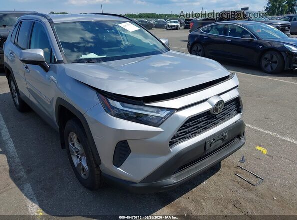 2T3P1RFV8NC282802 2022 TOYOTA RAV4 Silver Widok z przodu