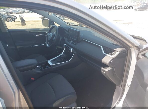 2T3P1RFVXKW063737 2019 TOYOTA RAV4 Серебряный Вид салона спереди