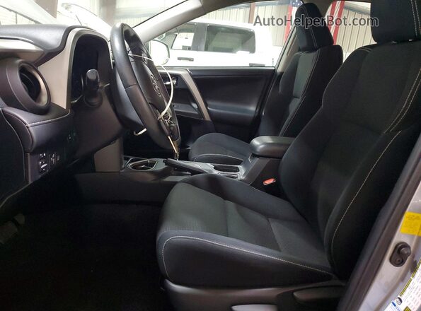 2T3RFREV0HW563703 2017 TOYOTA RAV4 Серебряный Вид салона спереди