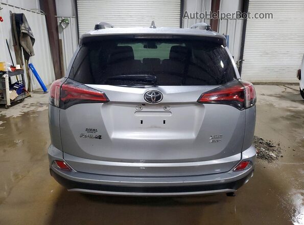2T3RFREV0HW563703 2017 TOYOTA RAV4 Серебряный Вид сзади