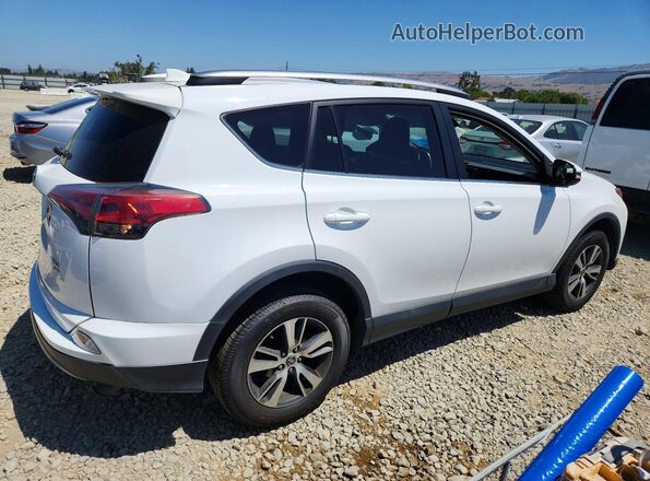 2T3RFREV1HW672798 2017 TOYOTA RAV4 White 