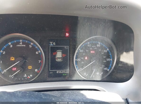 2T3RFREV4JW823543 2018 TOYOTA RAV4 Black Widok tylnych siedzeń