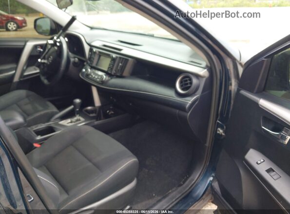 2T3RFREV8HW680929 2017 TOYOTA RAV4 Синий Вид салона спереди
