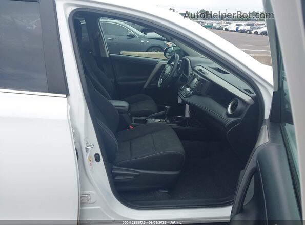 2T3RFREV9HW603471 2017 TOYOTA RAV4 White წინა სალონის ხედი
