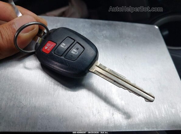 2T3RFREV9JW800775 2018 TOYOTA RAV4 White Widok deski rozdzielczej