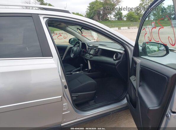 2T3RFREVXHW569007 2017 TOYOTA RAV4 Silver Widok wnętrza z przodu