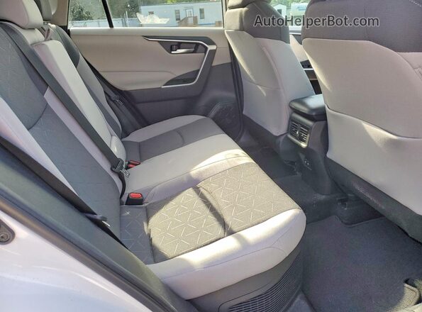 2T3RWRFV3LW053658 2020 TOYOTA RAV4 Белый Вид задней части салона