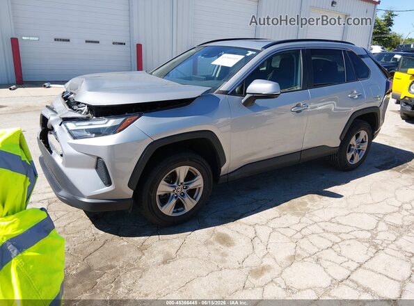 2T3W1RFV2NC185817 2022 TOYOTA RAV4 Silver Vista tres cuartos delantera izquierda