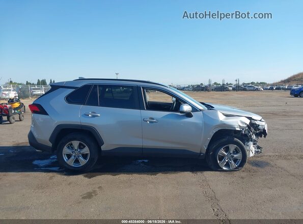 2T3W1RFV2RW317589 2024 TOYOTA RAV4 Silver Widok wnętrza z tyłu