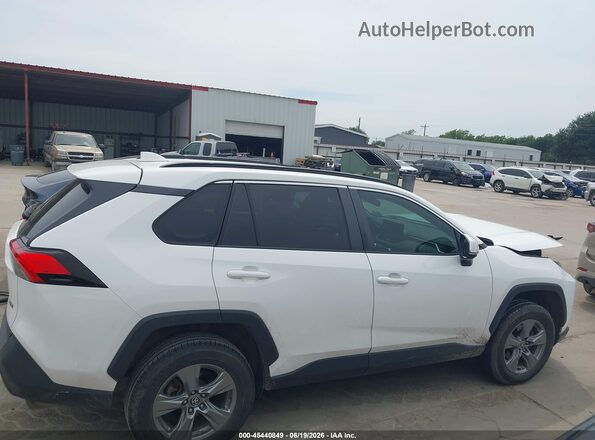 2T3W1RFVXNC181949 2022 TOYOTA RAV4 Белый Вид задней части салона