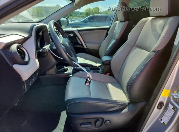 2T3YFREVXHW392518 2017 TOYOTA RAV4 Silver Vista interior delantera