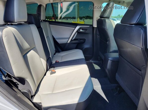 2T3YFREVXHW392518 2017 TOYOTA RAV4 Silver Vista interior trasera