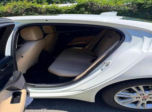SAJAJ4FX4JCP25812 2018 JAGUAR XF White Front interior view