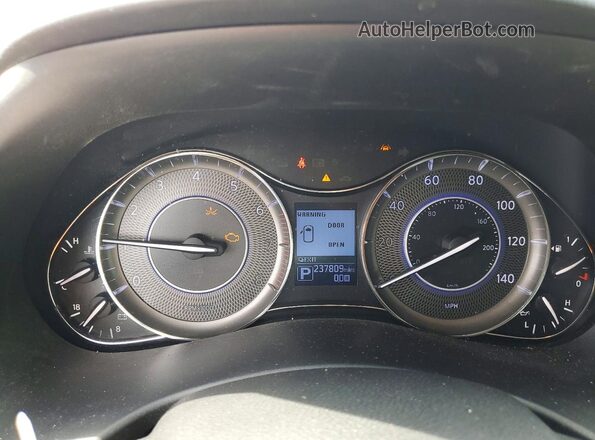 JN8AZ2NF0H9646346 2017 INFINITI QX80 Silver Widok tylnych siedzeń