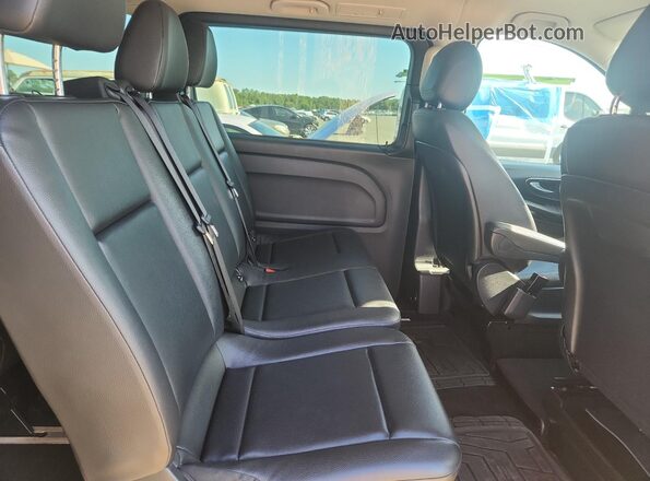 W1WV0FEY5M3842817 2021 MERCEDES-BENZ METRIS Black Vista del compartimento del motor