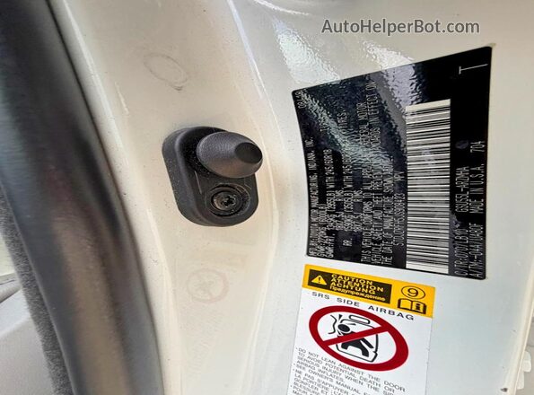 5TDJZRFH5JS908423 2018 TOYOTA HIGHLANDER White Rear interior view