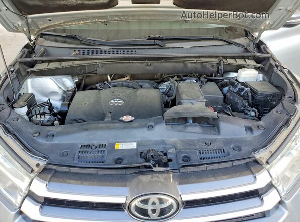 5TDZZRFH1KS347643 2019 TOYOTA HIGHLANDER Silver Engine compartment view
