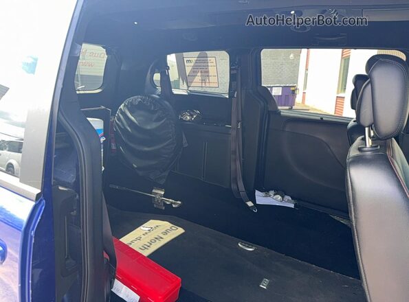 2C4RDGEG2KR693219 2019 DODGE GRAND Blue Front interior view