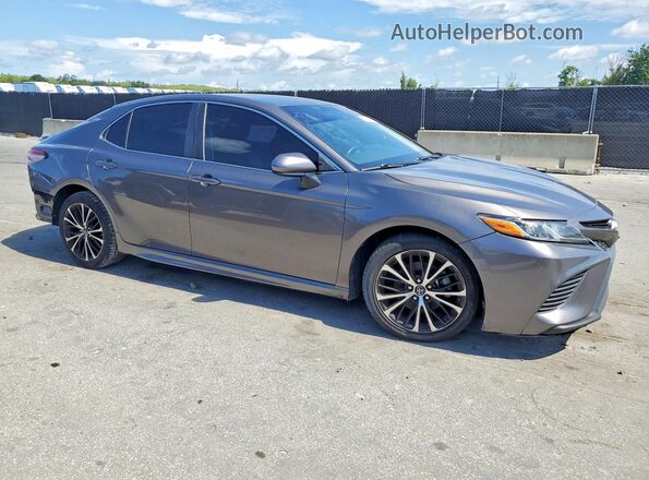 4T1B11HK4JU043232 2018 TOYOTA CAMRY Gray Widok z przodu