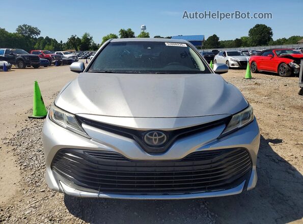 4T1B11HK8JU561702 2018 TOYOTA CAMRY Серебряный 