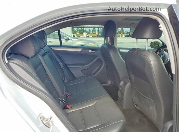 3VWDB7AJ2HM406492 2017 VOLKSWAGEN JETTA Silver Vista interior trasera