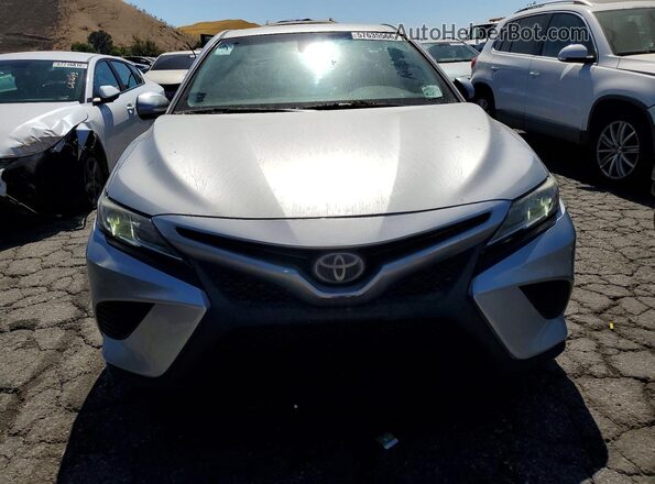 4T1B11HK4JU577038 2018 TOYOTA CAMRY Серебряный 