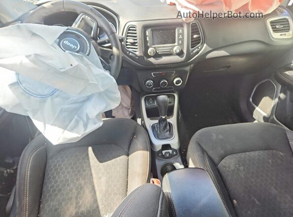 3C4NJCAB1JT438826 2018 JEEP COMPASS Черный Вид панели приборов