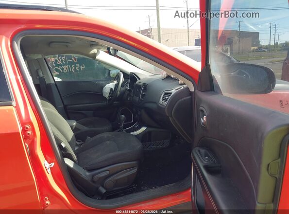 3C4NJCAB3JT133635 2018 JEEP COMPASS Оранжевый Вид салона спереди
