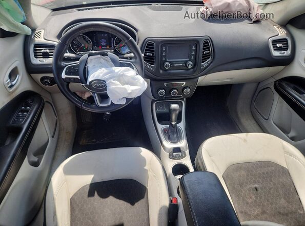 3C4NJCBB2HT605851 2017 JEEP COMPASS Красный Вид панели приборов