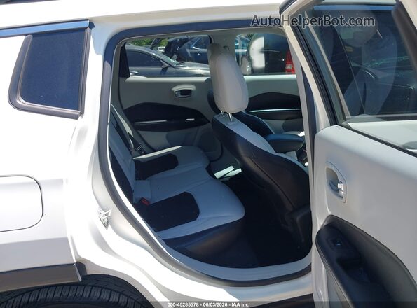 3C4NJCBB4JT102859 2018 JEEP COMPASS White VIN კოდის სტიკერის ხედი