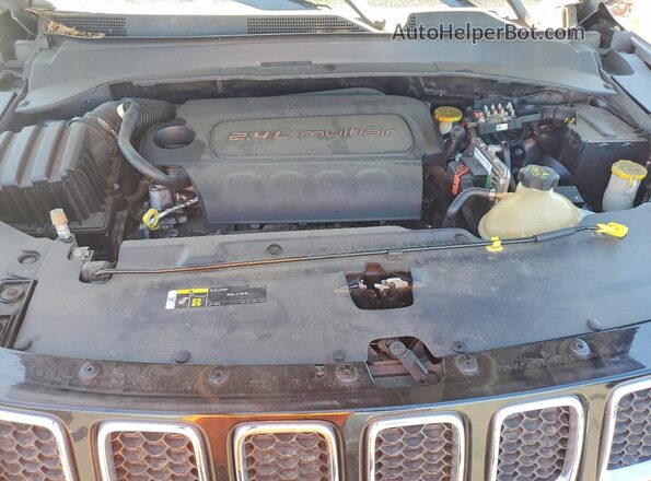 3C4NJCBB4JT194619 2018 JEEP COMPASS Silver Вид задньої частини салону