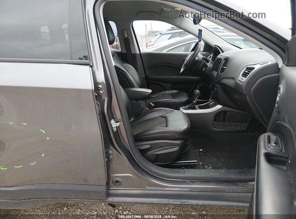 3C4NJCBB5JT186707 2018 JEEP COMPASS Gray წინა სალონის ხედი
