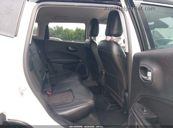 3C4NJCBB5JT318946 2018 JEEP COMPASS White VIN კოდის სტიკერის ხედი