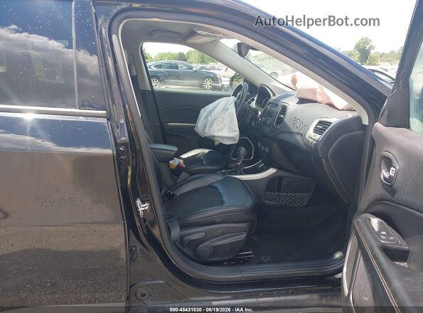 3C4NJCBB6JT181788 2018 JEEP COMPASS Черный Вид салона спереди