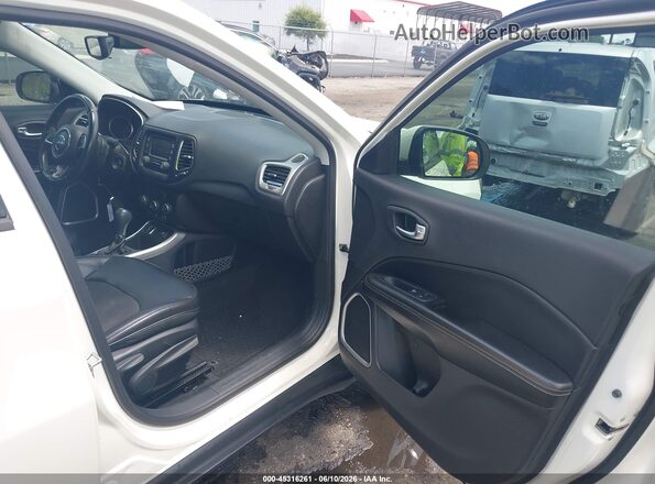 3C4NJCBB6JT344360 2018 JEEP COMPASS White Սալոնի դիմացի տեսք