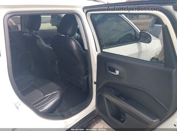 3C4NJCBB6JT344360 2018 JEEP COMPASS White VIN կոդի պիտակի տեսք