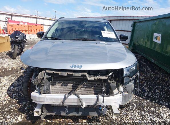 3C4NJCBB6NT229585 2022 JEEP COMPASS Silver Rear interior view