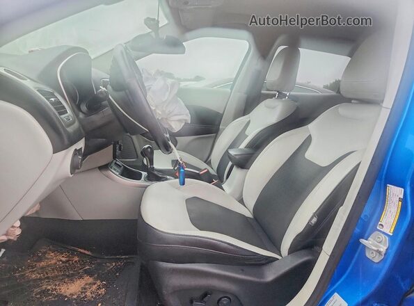 3C4NJCBB8HT632567 2017 JEEP COMPASS Blue Вид салону спереду
