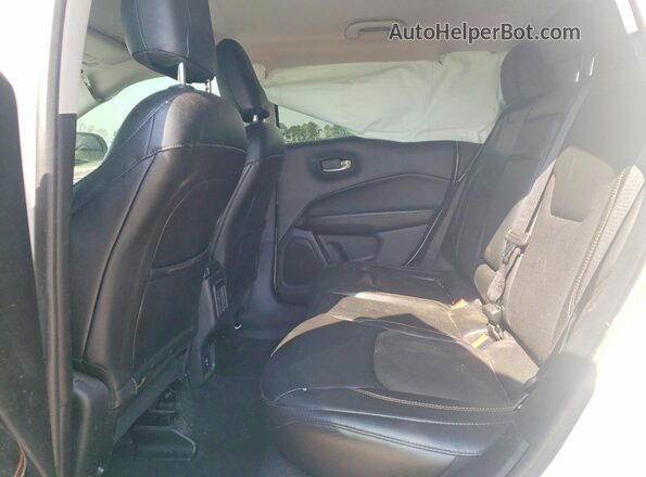 3C4NJCBB8JT468968 2018 JEEP COMPASS Белый Вид задней части салона