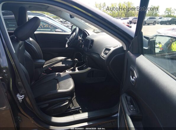 3C4NJCBB8KT658206 2019 JEEP COMPASS Gray Front interior view
