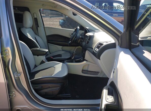 3C4NJCBB9KT762803 2019 JEEP COMPASS Серебряный Вид салона спереди