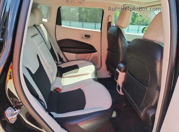 3C4NJCBBXKT730748 2019 JEEP COMPASS Black Rear interior view